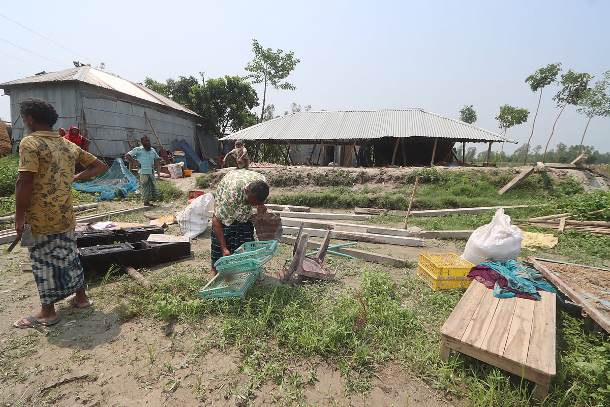 কালবৈশাখীতে ঘরবাড়ি ভেঙে গেছে। গৃহস্থালির তৈজসপত্র কুড়িয়ে আনছেন একটি পরিবারের সদস্যরা। আজ রোববার রংপুরের গঙ্গাচড়া উপজেলার রমাকান্ত এলাকায়