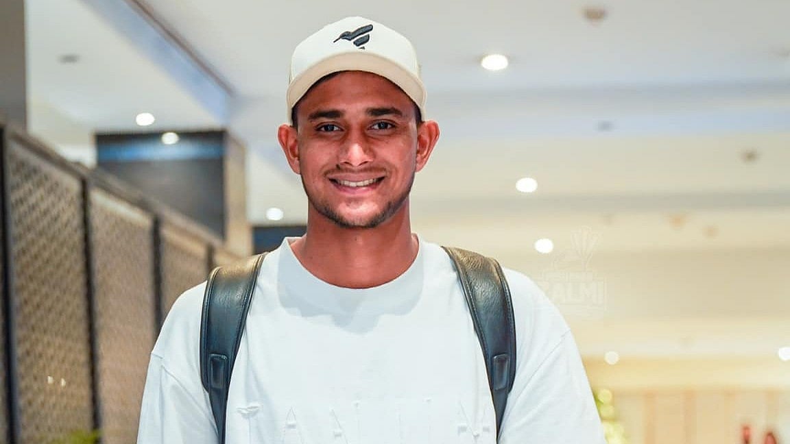 পিএসএল খেলতে গতকাল পাকিস্তানে পৌঁছেছেন বাংলাদেশের ফাস্ট বোলার নাহিদ রানা