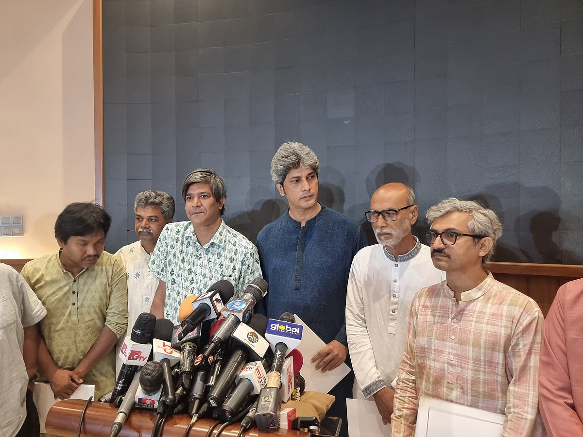 জাতীয় ঐকমত্য কমিশনের সঙ্গে বৈঠক শেষে সাংবাদিকদের সঙ্গে কথা বলেন গণসংহতি আন্দোলনের প্রধান সমন্বয়ক জোনায়েদ সাকি