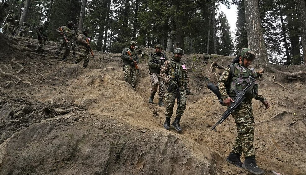 পেহেলগামে হামলায় ২৬ জন নিহত হওয়ার ঘটনায় দায়ী ব্যক্তিদের খুঁজতে ভারতীয় নিরাপত্তা বাহিনী বড় ধরনের অভিযান চালাচ্ছে