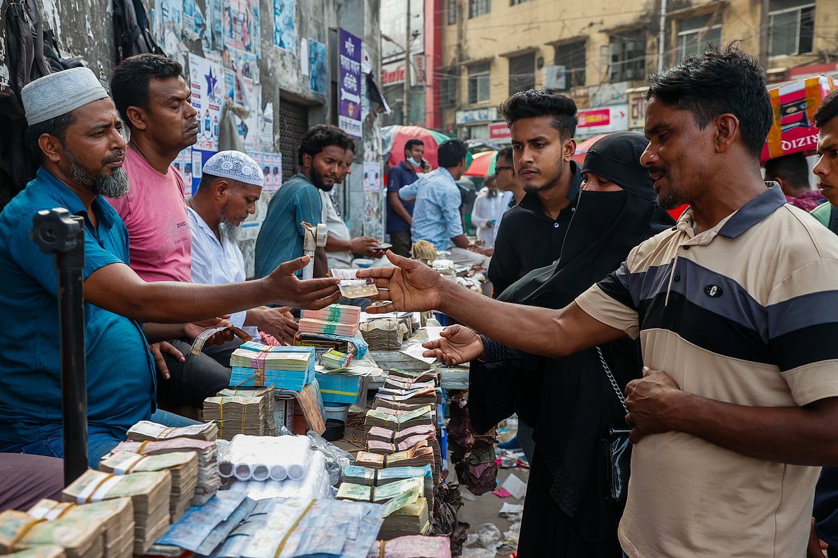 বাজারে এখন প্রচুর ছেঁড়া–ফাটা টাকার নোট দেখা যায়। এই সুযোগে জমজমাট হয়ে উঠেছে ছেঁড়া নোট বদলের ব্যবসা। ব্যবসায়ীরা ২০ শতাংশ পর্যন্ত কম দামে ছেঁড়া নোট কেনেন। সম্প্রতি ঢাকার গুলিস্তান এলাকায়