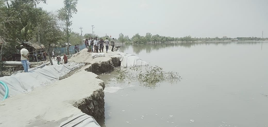 উপকূল রক্ষা বেড়িবাঁধে ফাটল দেখা দেওয়ার এক দিন পর একাংশ নদে ধসে গেছে। আজ রোববার দুপুরে সাতক্ষীরার শ্যামনগর উপজেলার সিংহড়তলী গ্রামে