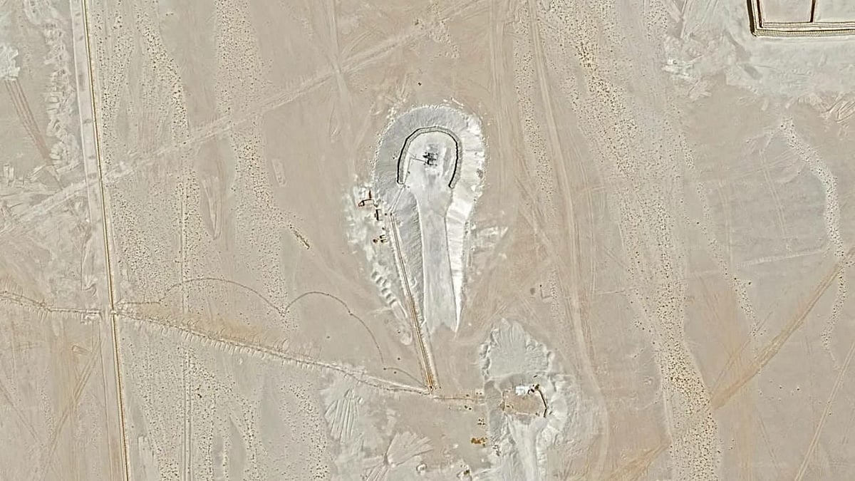 কৃত্রিম উপগ্রহ থেকে তোলা ছবিতে সোমালিয়ার আধা-স্বায়ত্তশাসিত অঞ্চল পুন্টল্যান্ডের বোসাসো বিমানবন্দরের কাছে স্থাপন করা রাডার