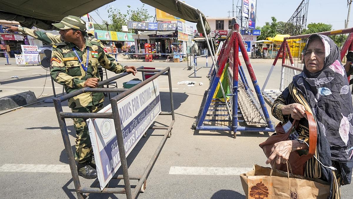 পাকিস্তানের নাগরিকেরা ভারত ছাড়ছেন। পাহারায় এক ভারতীয় নিরাপত্তাকর্মী। পাঞ্জাবের অমৃতসরের কাছে আত্তারি-ওয়াঘা সীমান্তের চৌকিতে। ২৭ এপ্রিল ২০২৫