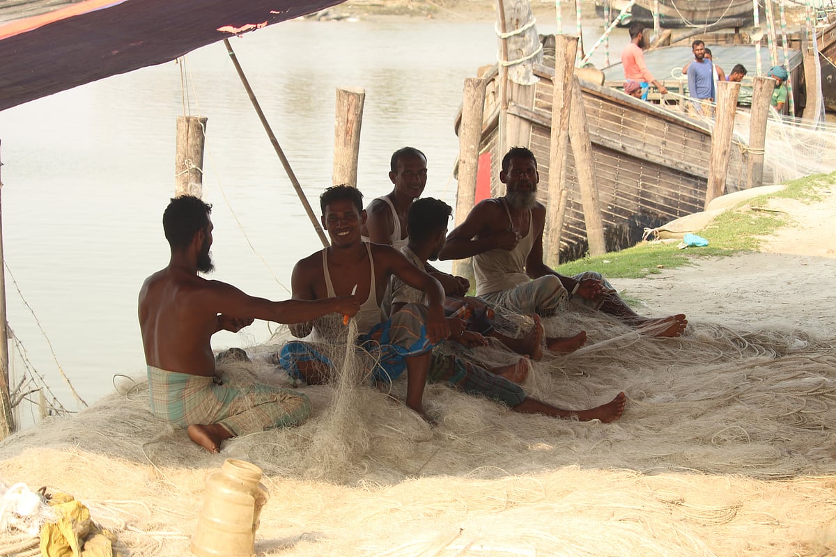 জাল মেরামতে ব্যস্ত জেলেরা। আর কয়দিন পরই এসব জাল নিয়ে ইলিশ ধরতে নামবেন তাঁরা। গত শুক্রবার বিকেলে ভোলার দক্ষিণের উপজেলা চরফ্যাশনের সব থেকে বড় মাছঘাট সামরাজ এলাকায়