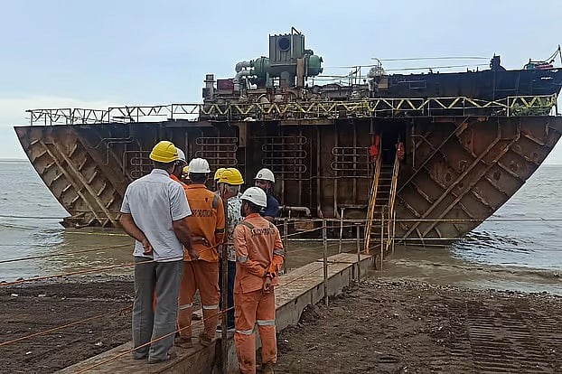 সীতাকুণ্ডের একটি জাহাজভাঙা কারখানা