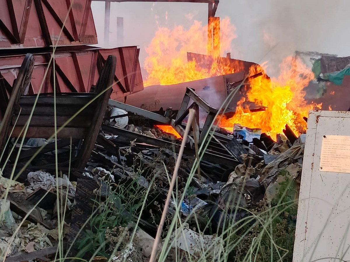 প্রায় ২০ একর জায়গা নিয়ে অবস্থিত স্ক্র্যাপ শেডে প্লাস্টিকের ড্রাম, প্লাস্টিকের খালি বোতল, বিটুমিনের খালি ড্রামসহ বিভিন্ন যন্ত্রাংশের টুকরা রাখা ছিল। আজ রোববার সন্ধ্যায় পটুয়াখালীর কলাপাড়ায় ১৩২০ মেগাওয়াট বিদ্যুৎকেন্দ্রে