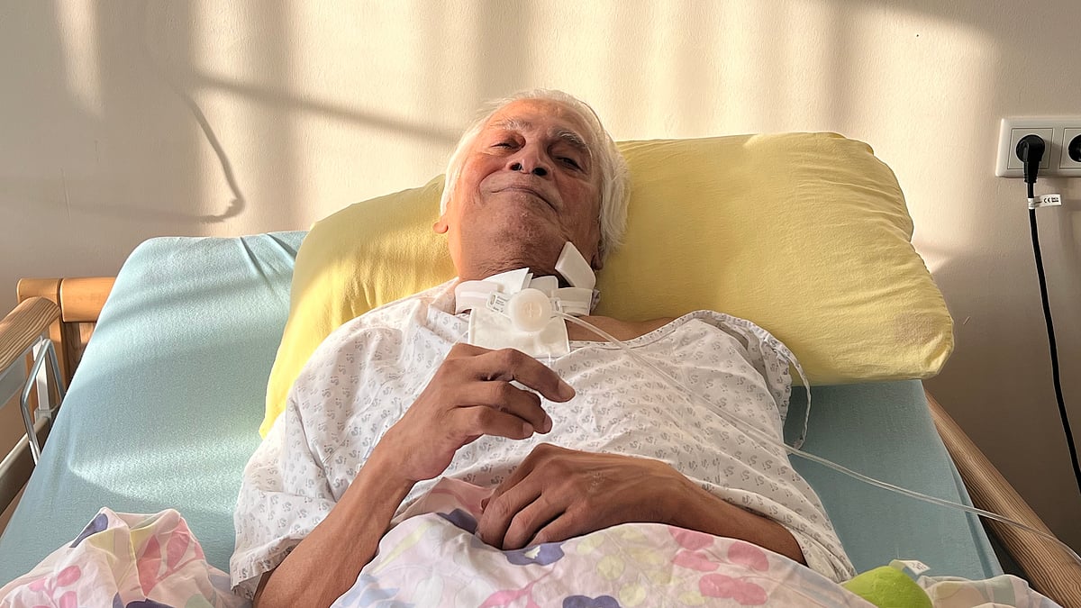 হাসপাতালের শয্যায় অসুস্থ অবস্থায় কবি দাউদ হায়দার