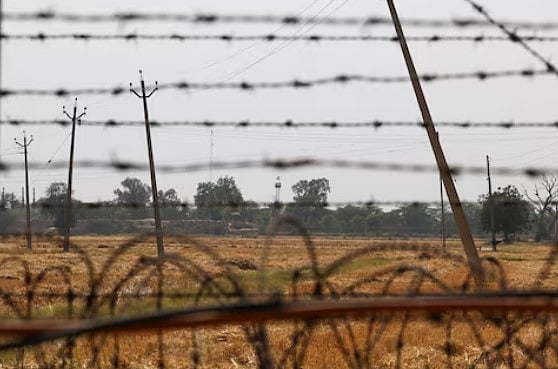 ভারতের অমৃতসরের কাছে আটারি-ওয়াঘা সীমান্ত ক্রসিং–সংলগ্ন পাকিস্তান রেঞ্জার্সের একটি চৌকিতে পাকিস্তানের জাতীয় পতাকা উড়তে দেখা যাচ্ছে। ২৬ এপ্রিল ২০২৫