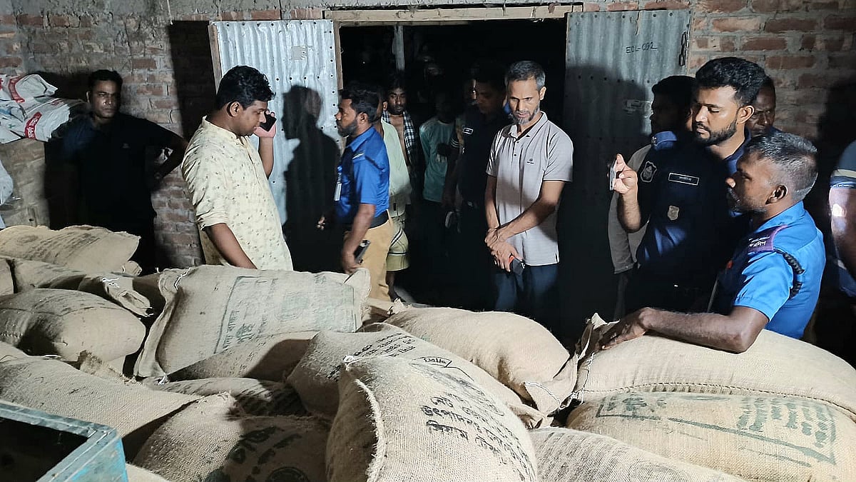 দিনাজপুরে গুদামে সরকারের খাদ্যবান্ধব কর্মসূচির ৫ হাজার কেজি চাল জব্দ। গতকাল শনিবার রাতে