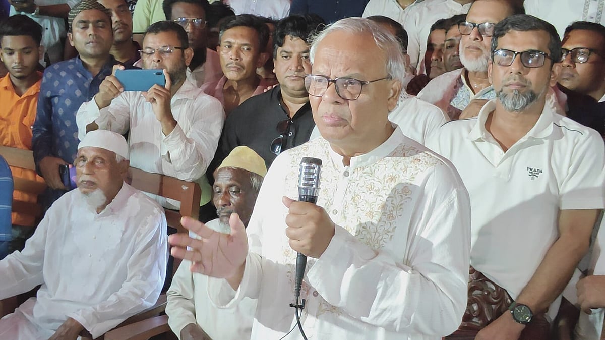 পটুয়াখালীর দুমকিতে ওই কলেজছাত্রীর জানাজায় অংশ নেওয়ার আগে বক্তব্য দেন বিএনপি নেতা রুহুল কবির রিজভী। রোববার সন্ধ্যায়