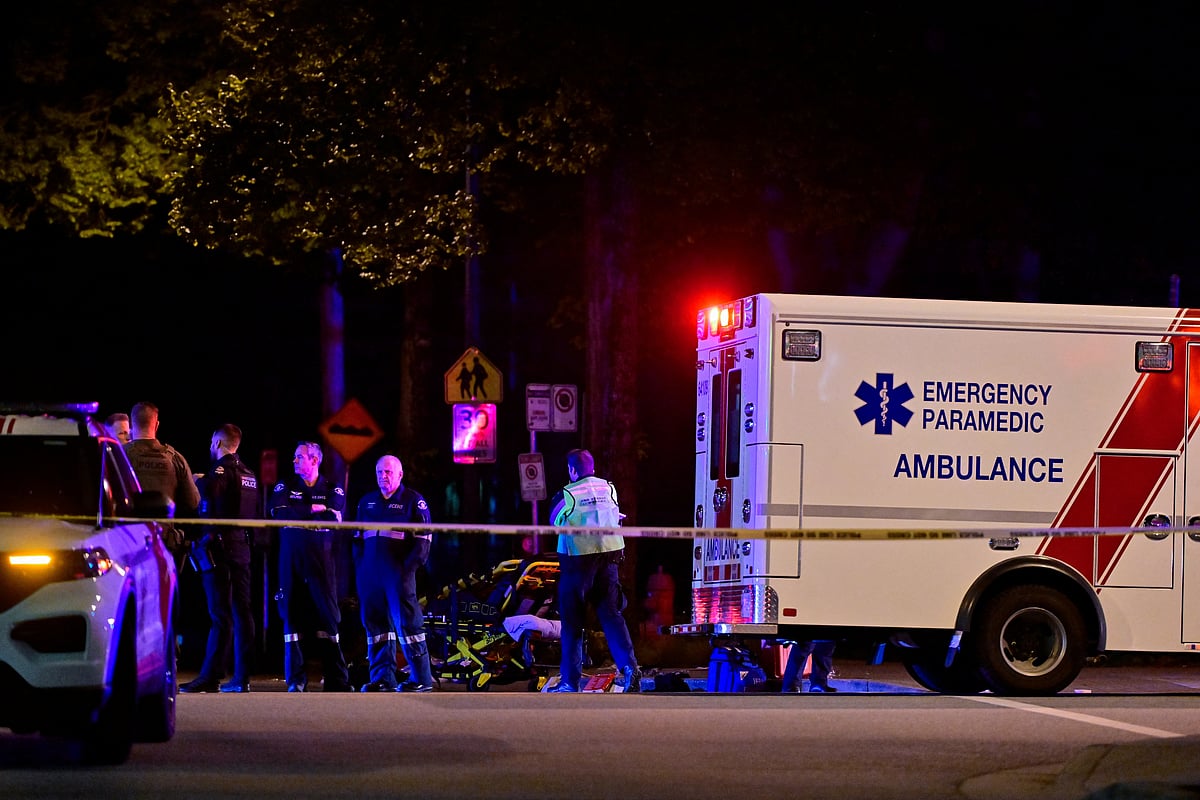 কানাডার ভ্যাঙ্কুভারে হামলার পর ঘটনাস্থলে একটি অ্যাম্বুলেন্স দাঁড় করিয়ে রাখা হয়েছে। ভ্যাঙ্কুভার, কানাডা, ২৬ এপ্রিল