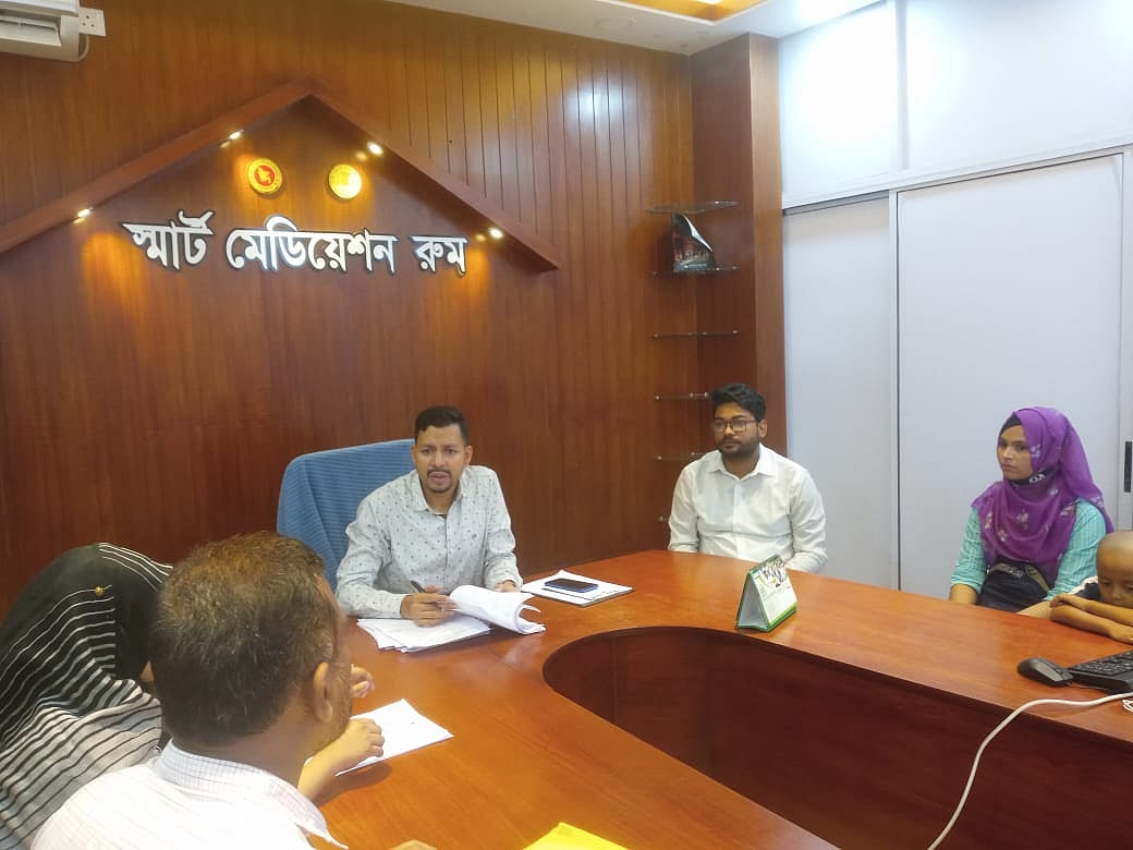 সম্পত্তি নিয়ে বিরোধ মীমাংসার বৈঠক পরিচালনা করছেন চট্টগ্রাম জেলা লিগ্যাল এইড অফিসার (সিনিয়র সহকারী জজ) রূপণ কুমার দাশ। সম্প্রতি জেলা লিগ্যাল এইড কার্যালয়ে