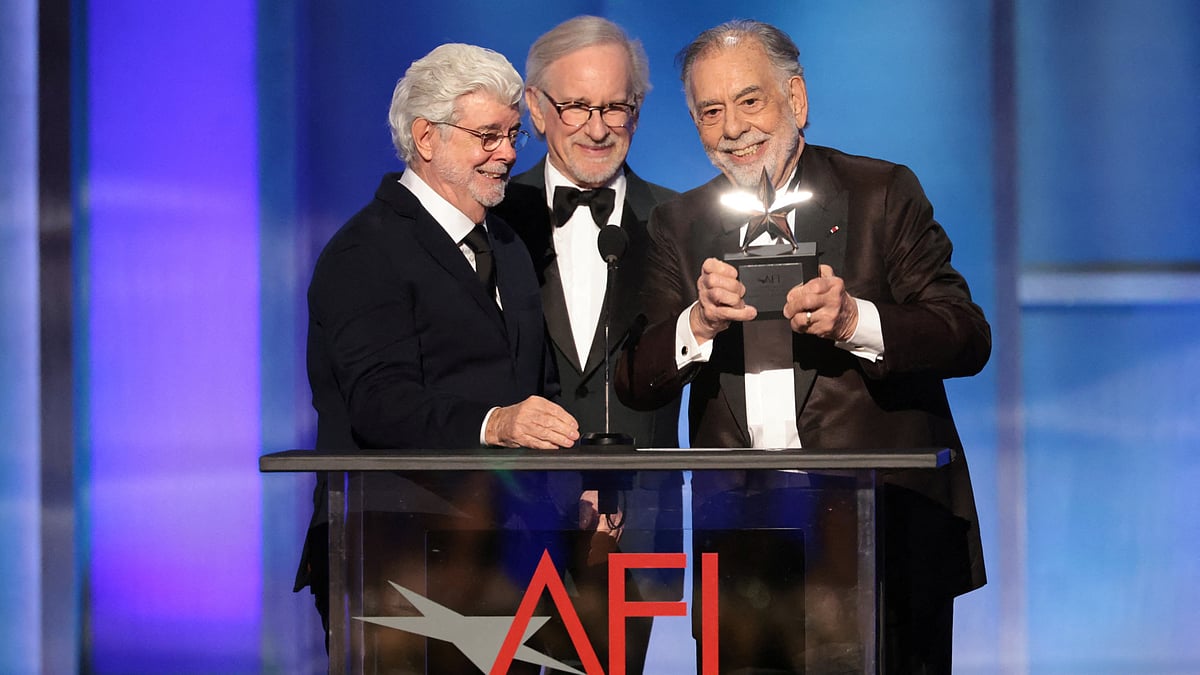 ফ্রান্সিস ফোর্ড কপোলাকে আমেরিকান ফিল্ম ইনস্টিটিউটের আজীবন সম্মাননা পুরস্কার তুলে দেন জর্জ লুকাস ও স্টিভেন স্পিলবার্গ। ছবি: রয়টার্স