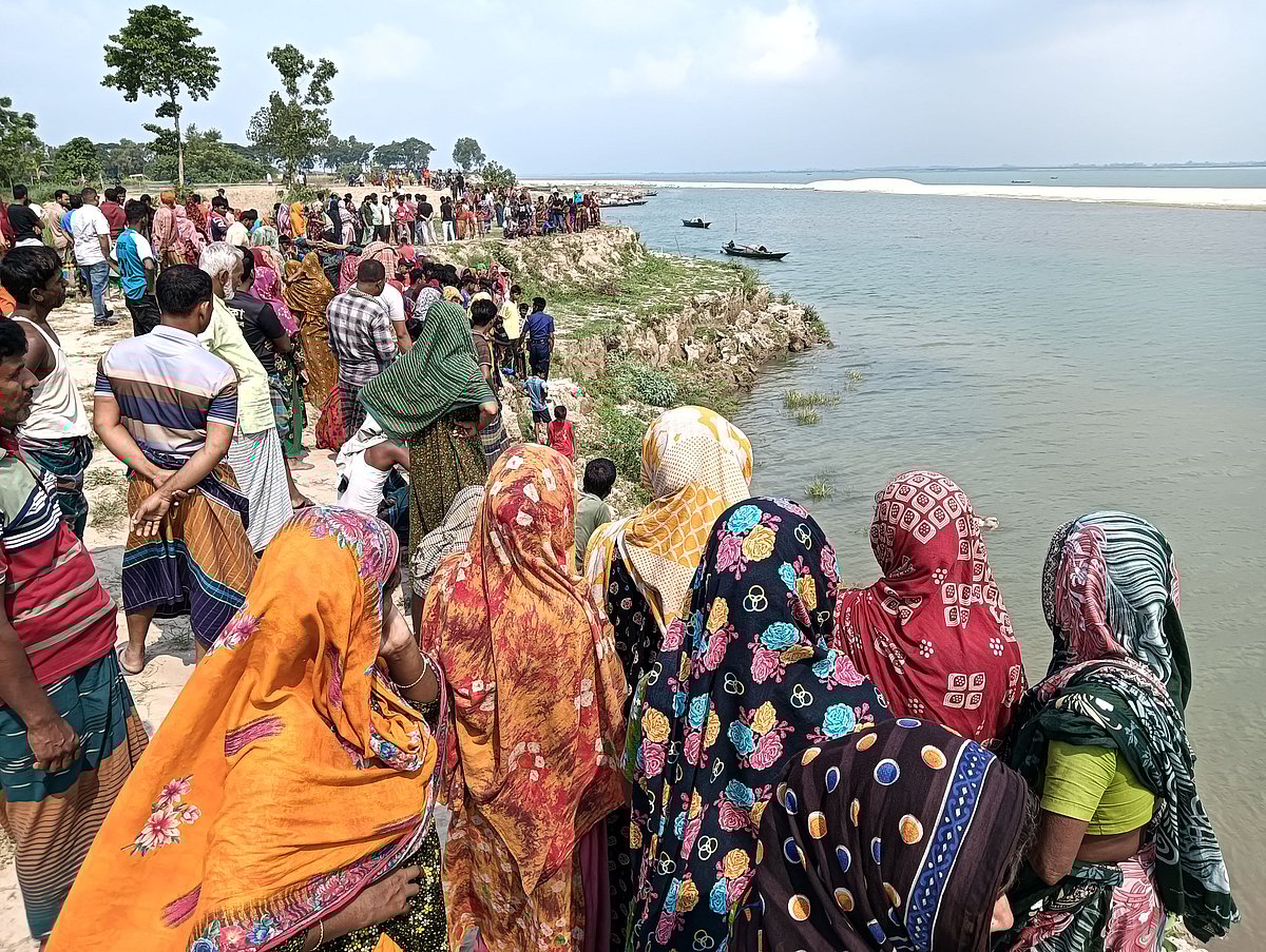 রাজবাড়ীর গোয়ালন্দ উপজেলার ছোটভাকলার চর বরাট পদ্মা নদীর শাখা ক্যানালে ভাসতে থাকা লাশ দেখতে ভিড় জমান স্থানীয় বাসিন্দারা। গত রোববার দুপুরে