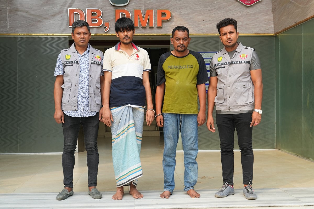 রাজধানীর পল্লবী এলাকায় অভিযান চালিয়ে বিদেশি পিস্তল, গুলিসহ দুজনকে গ্রেপ্তার করেছে ঢাকা মহানগর গোয়েন্দা পুলিশ (ডিবি)