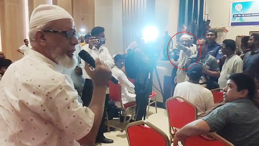 জেলা পুলিশ আয়োজিত সুধীসমাবেশে একজন বীর মুক্তিযোদ্ধার বক্তব্য থামাতে উত্তেজিত হয়ে আঙুল উঁচিয়ে এগিয়ে আসছেন জেলা জামায়াতের নায়েবে আমির ও সাবেক সংসদ সদস্য লতিফুর রহমান। গতকাল শনিবার বিকেল পাঁচটার দিকে চাঁপাইনবাবগঞ্জের শহীদ সাটু অডিটরিয়ামে