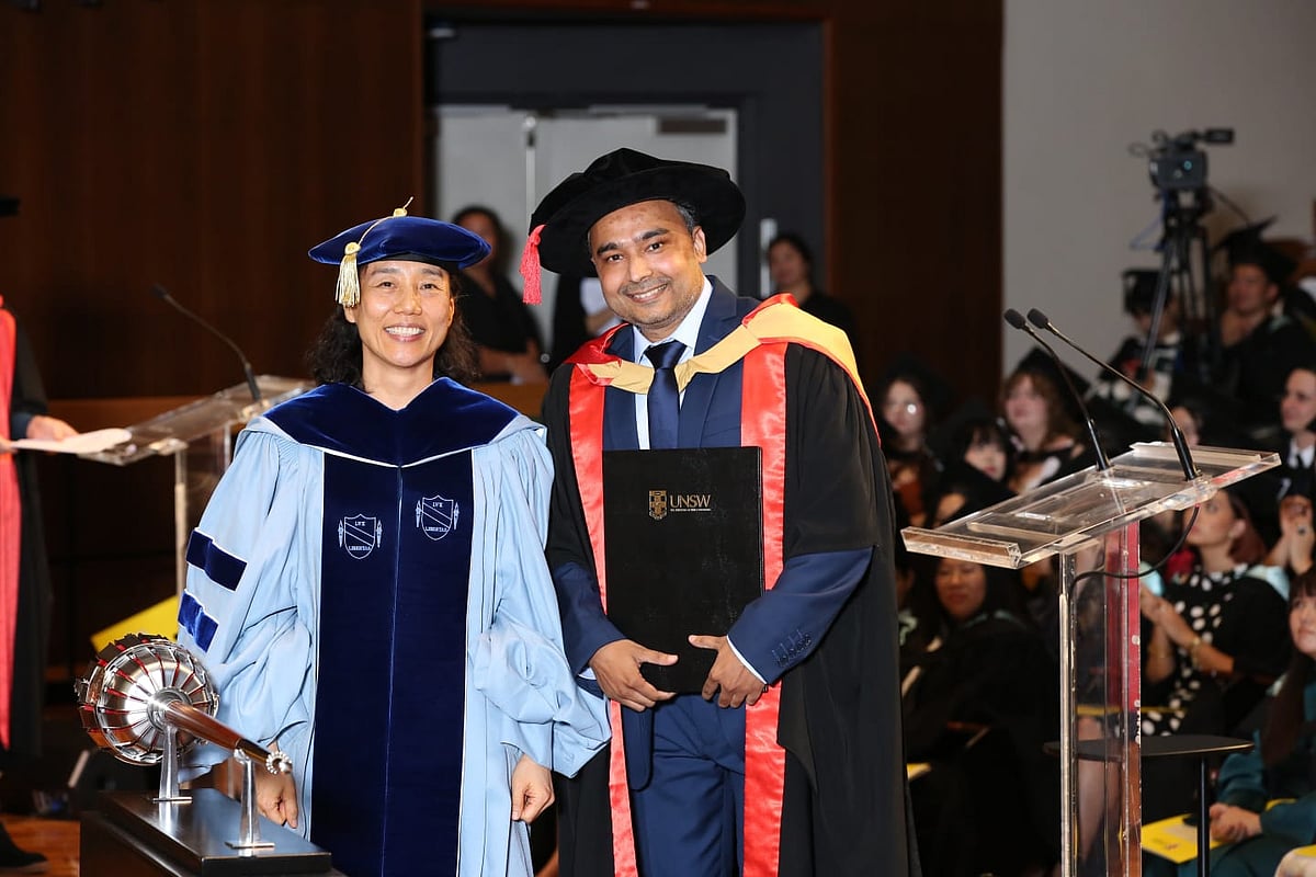 ইউনিভার্সিটি অব নিউ সাউথ ওয়েলসের সমাবর্তন অনুষ্ঠানে লেখক (ডানে)