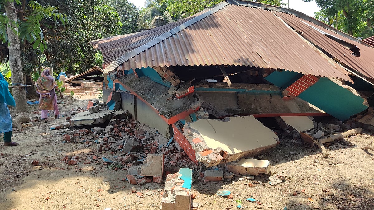 নড়াইলের কালিয়া উপজেলায় প্রতিপক্ষের লোকজনের বিরুদ্ধে ঘরবাড়ি ভাঙচুরের অভিযোগ। গতকাল শনিবার দুপুরে উপজেলার কাঞ্চনপুরের জোসনা বেগমের বাড়িতে