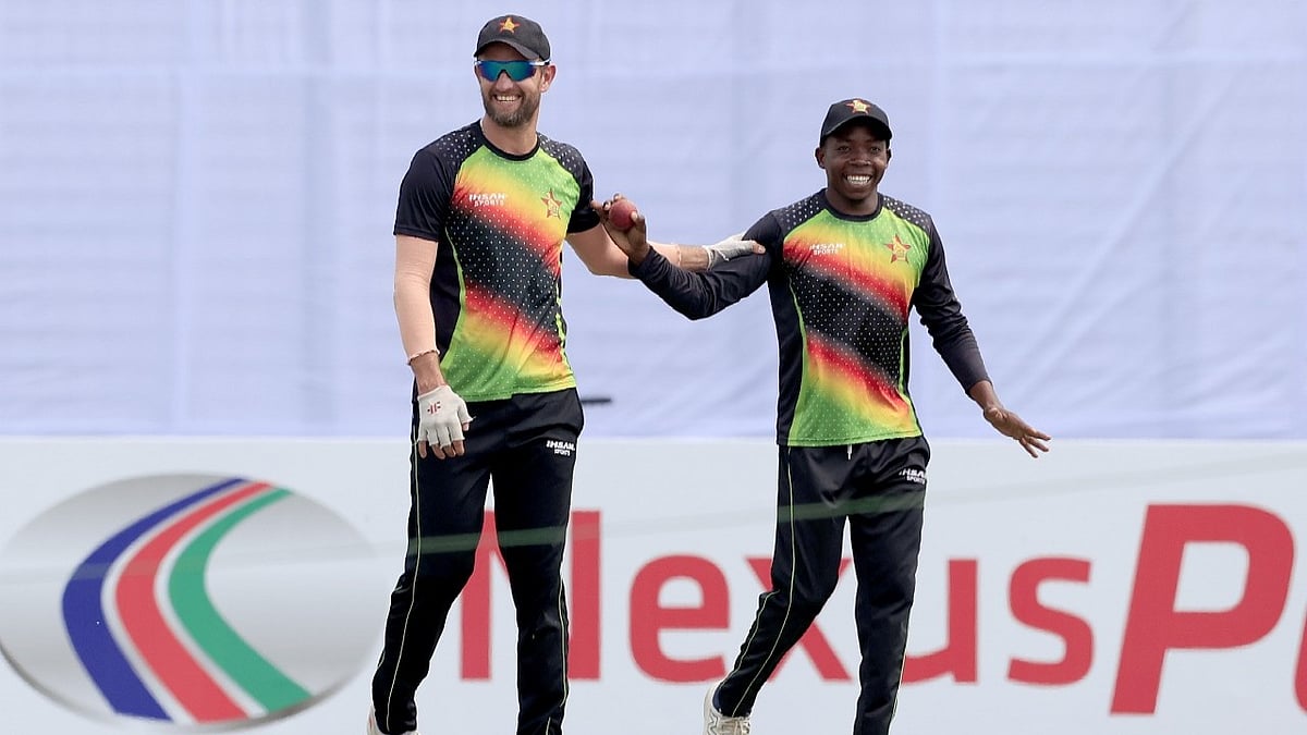 জিম্বাবুয়ে দলে অনুশীলনে অধিনায়ক ক্রেইগ আরভিন (বাঁয়ে) ও লেগ স্পিনার ভিনসেন্ট মাসেকেসা। আজ চট্টগ্রামে