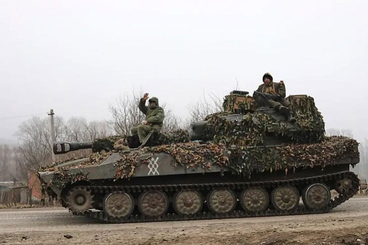 ইউক্রেনের সেনাবাহিনীর কাছ থেকে রাশিয়ার কুরস্ক অঞ্চল পুনরুদ্ধারের পর ট্যাংকে করে যাচ্ছেন রুশ সেনারা