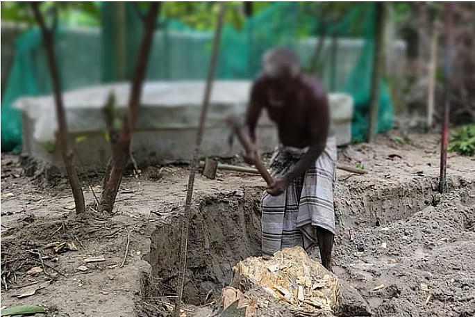 পটুয়াখালীর দুমকিতে গ্রামের বাড়িতে বাবার কবরের পাশে কলেজছাত্রীকে দাফনের প্রস্তুতি চলছে। কবর খুঁড়ছেন বৃদ্ধ দাদা