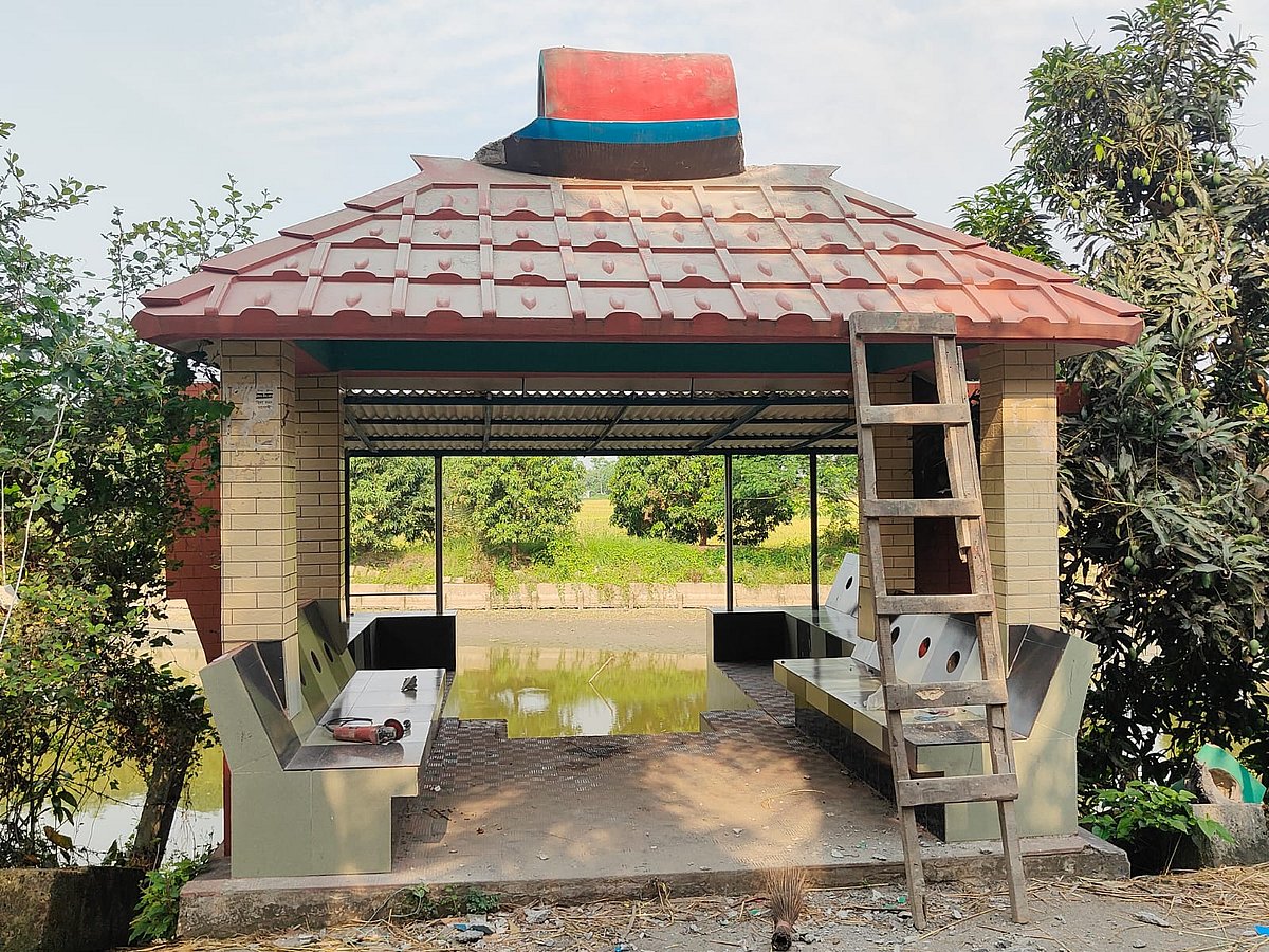 পুকুরঘাটে ইট–সিমেন্ট দিয়ে তৈরি নৌকার প্রতিকৃতি ভেঙে ফেলা হয়েছে। আজ রোববার সকালে গোপালগঞ্জের কোটালীপাড়ার পিঞ্জুরী ইউনিয়নের কাকডাঙ্গা গ্রামে