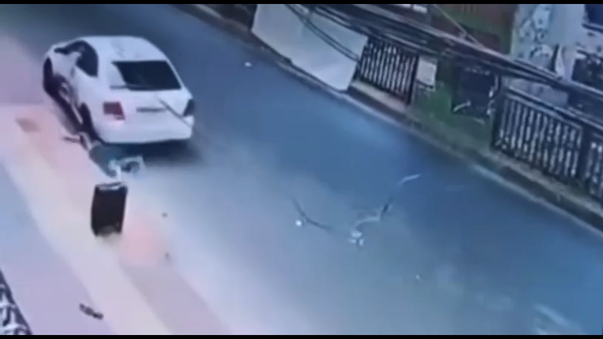 ওই নারীকে গাড়িটির সঙ্গে টেনে নিয়ে যেতে দেখা যায়