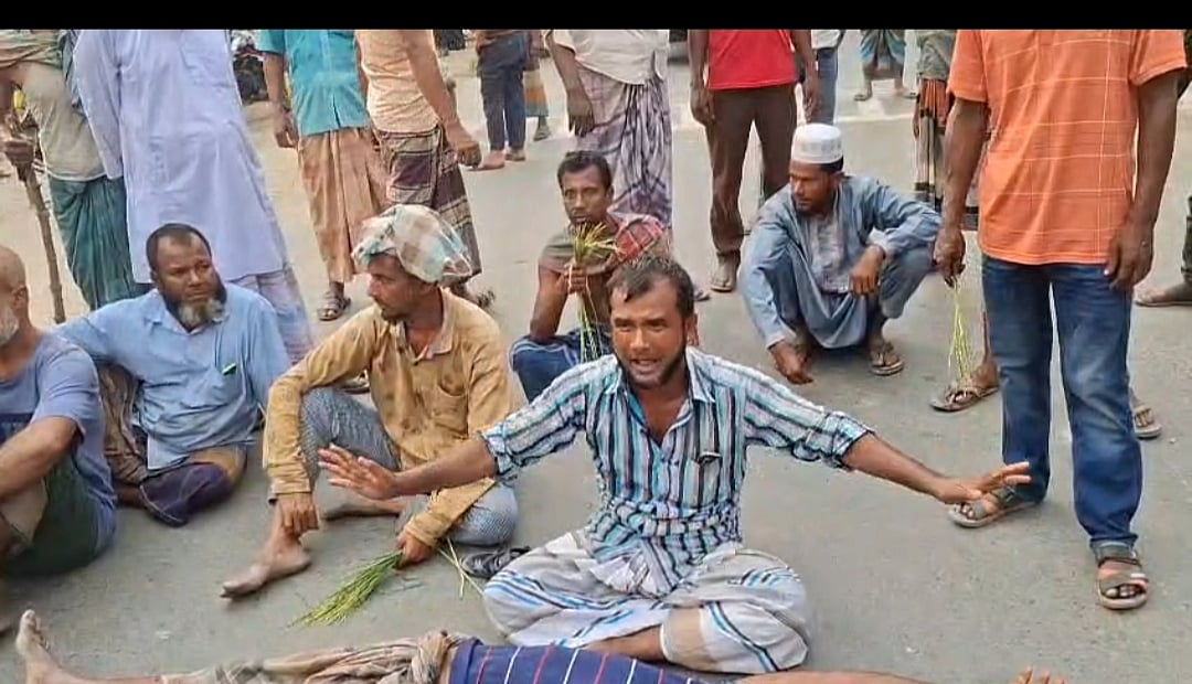 সড়কে অবস্থান কৃষকদের। আজ রোববার জয়পুরহাট-পাঁচবিবি সড়কে