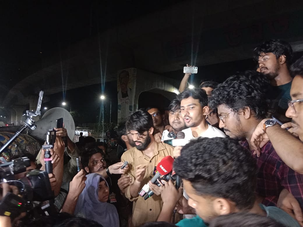 বৈঠক শেষে উপদেষ্টা আসিফ ৪৬তম বিসিএসের লিখিত পরীক্ষা স্থগিতের ঘোষণা দেন