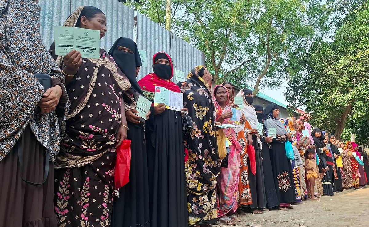 মানিকগঞ্জের সিঙ্গাইর উপজেলায় একটি সমবায় সমিতিতে রাখা জামানতের টাকা ফেরতের দাবিতে মানববন্ধন করে গ্রাহকেরা। রোববার সকালে উপজেলার উত্তর জামশা গ্রামে