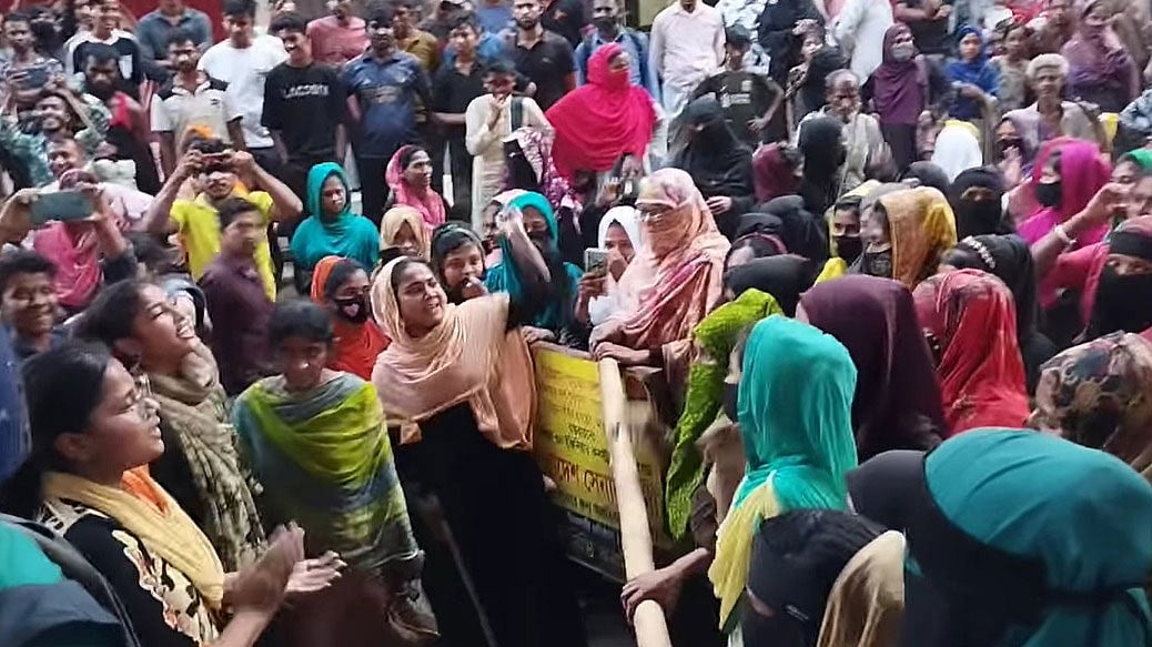 চট্টগ্রামে বকেয়া বেতনের দাবিতে তিন ঘণ্টা সড়ক অবরোধ করেন পোশাক শ্রমিকেরা। আজ বিকেলে নগরের শাহ আমানত সেতু সংযোগ সড়কে