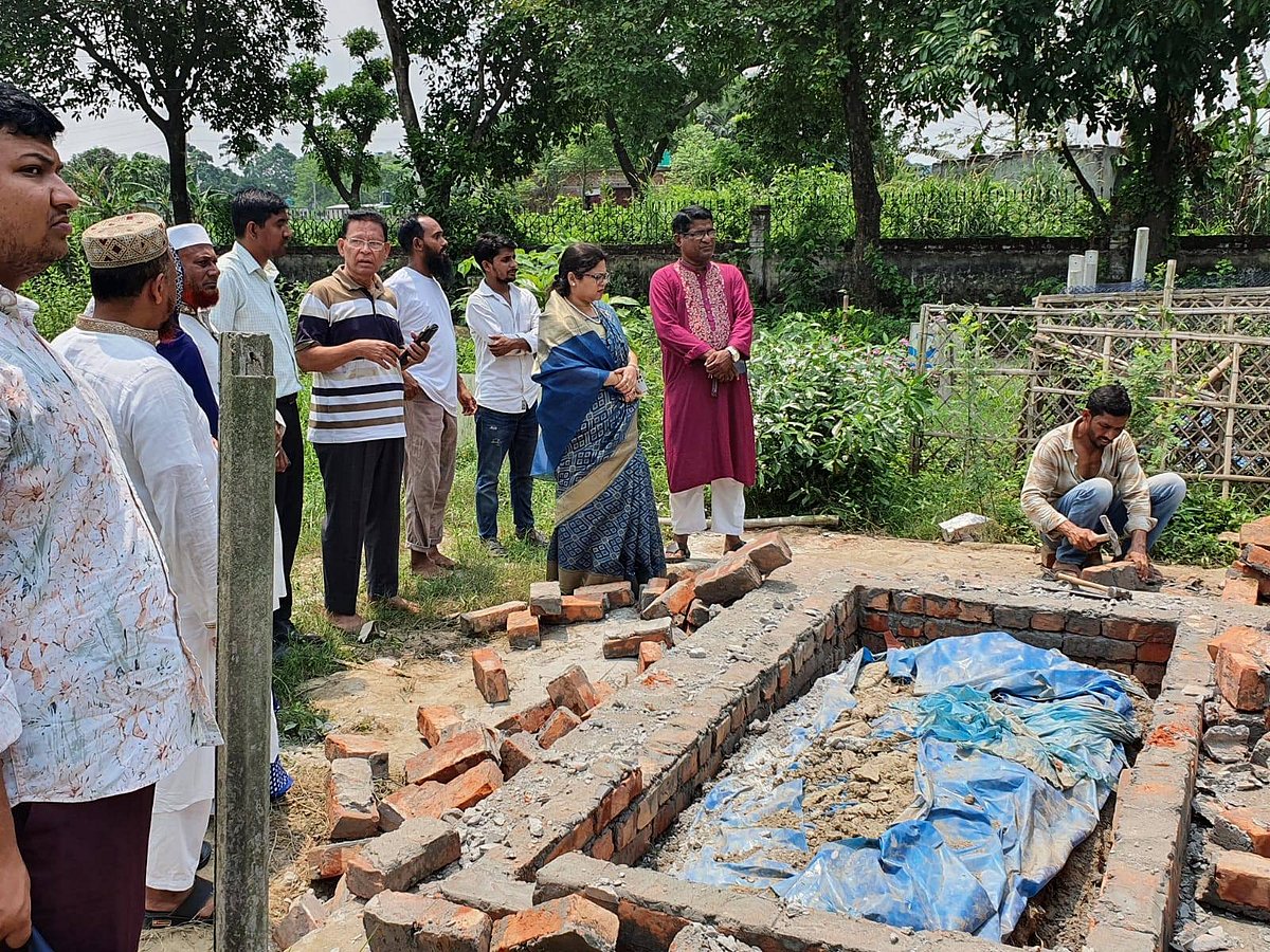 কেরানীগঞ্জে জুলাই-আগস্ট আন্দোলনে শহীদ ফয়জুলের ভাঙচুর করা কবর পরিদর্শনে যান উপজেলা নির্বাহী কর্মকর্তা (ইউএনও) রিনাত ফৌজিয়া। তিনি দ্রুত কবর সংস্কারের নির্দেশ দেন। রোববার দুপুরে