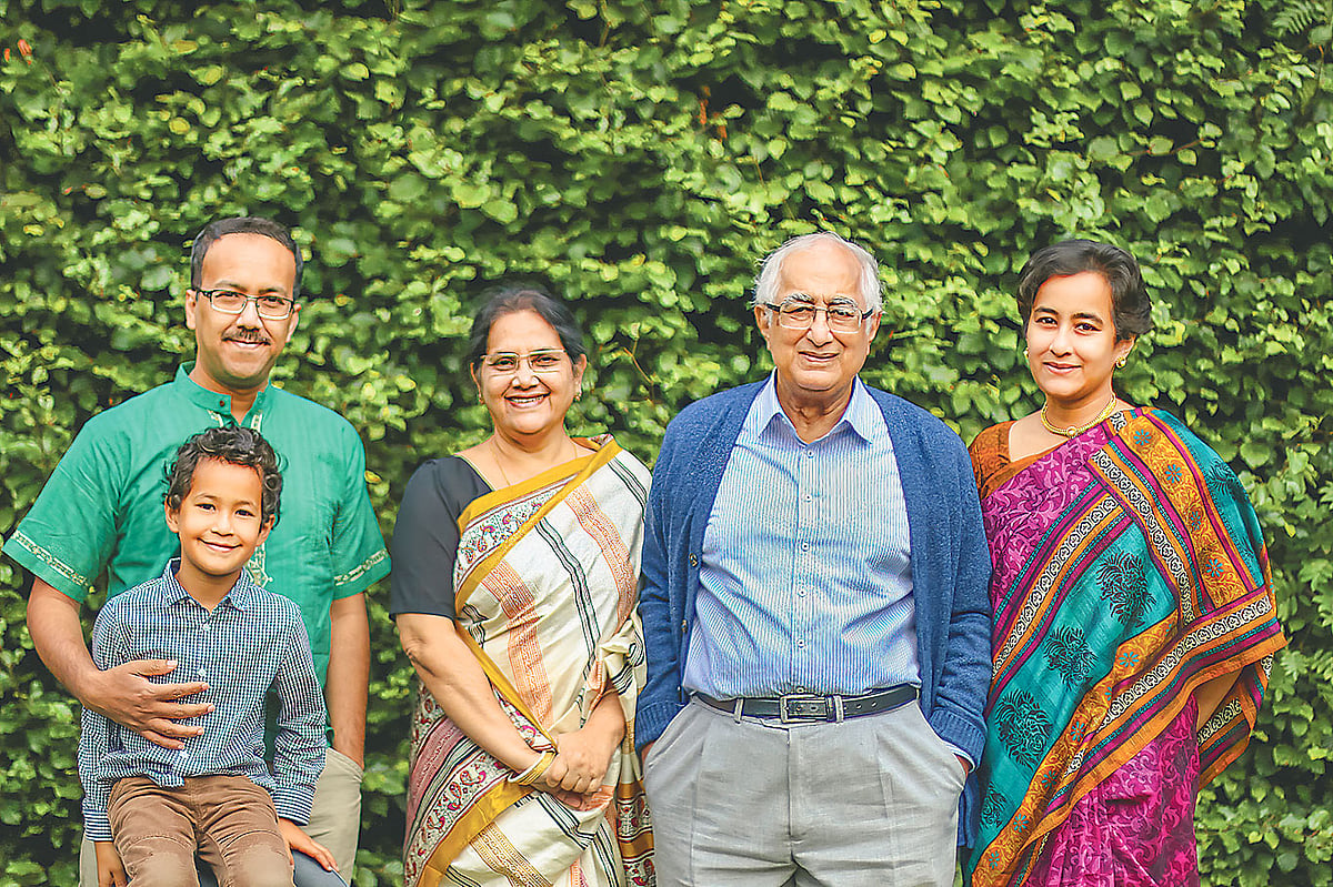 জামিলুর রেজা চৌধুরীর সঙ্গে স্ত্রী সেলিনা নওরোজ চৌধুরী (বাঁয়ে), মেয়ে কারিশমা ফারহিন চৌধুরী (ডানে), জামাতা জিয়া ওদুদ ও নাতি আশায ইনেশ জিয়া (সর্ববাঁয়ে)