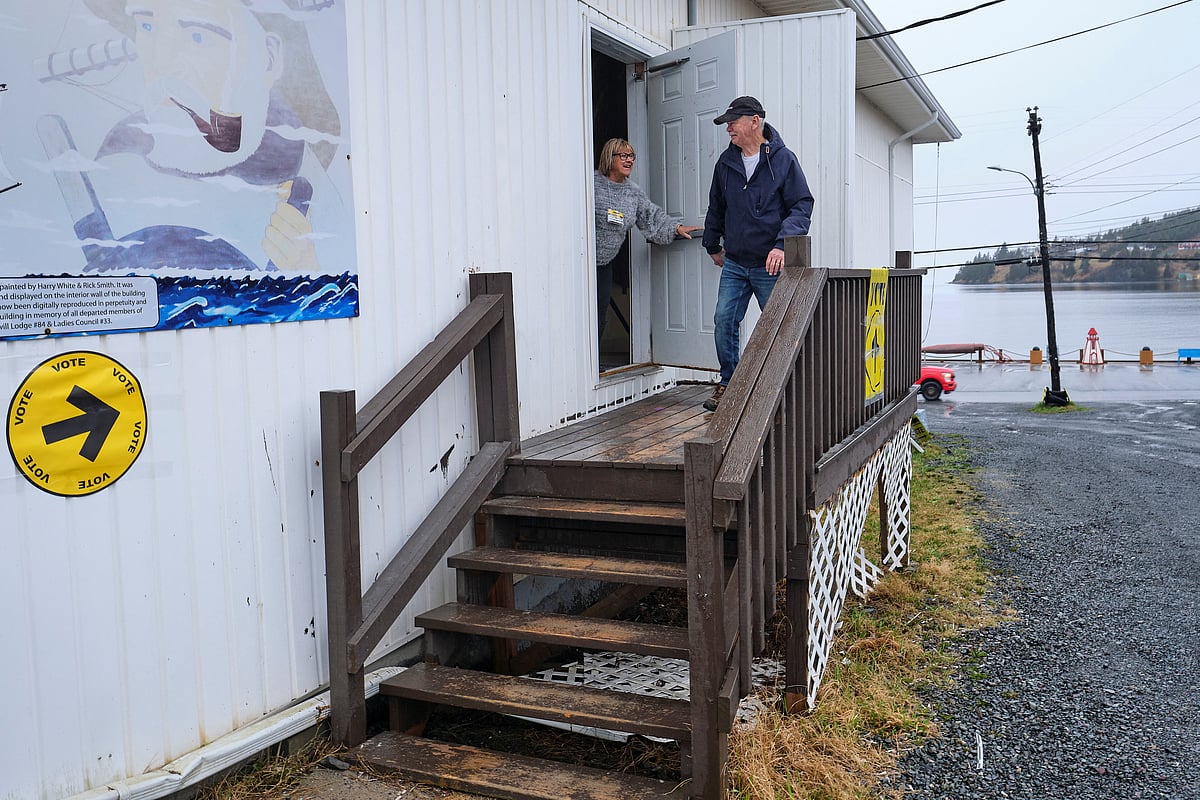 কানাডার নিউফাউন্ডল্যান্ডের একটি ভোটকেন্দ্রে ভোট দিয়ে বের হয়ে আসছেন এক ব্যক্তি