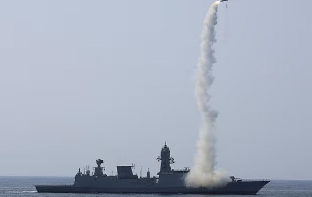 রোববার দীর্ঘপাল্লার ক্ষেপণাস্ত্রের পরীক্ষা চালায় ভারতীয় নৌবাহিনী