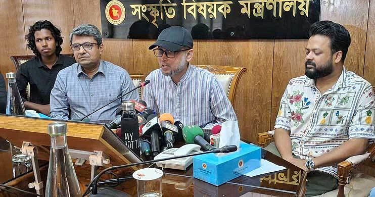 সোমবার সচিবালয়ে কান চলচ্চিত্র উৎসবে বাংলাদেশি শর্টফিল্ম ‘আলীর’ প্রদর্শনের আমন্ত্রণ নিয়ে সংবাদ সম্মেলনে সংস্কৃতি বিষয়ক উপদেষ্টা মোস্তফা সরয়ার ফারুকী