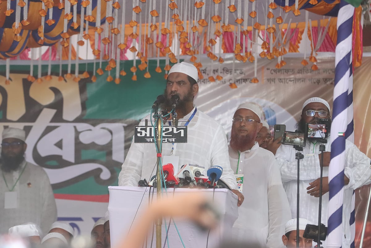 রংপুর পাবলিক লাইব্রেরি মাঠে গতকাল রোববার সন্ধ্যায় এক গণসমাবেশে প্রধান অতিথির বক্তব্য দেন বাংলাদেশ খেলাফত মজলিসের আমির মামুনুল হক