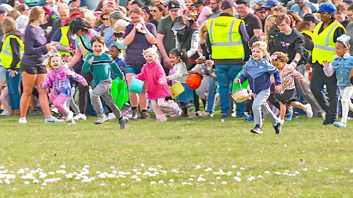 আকাশ থেকে ফেলা হচ্ছে মার্শমেলো