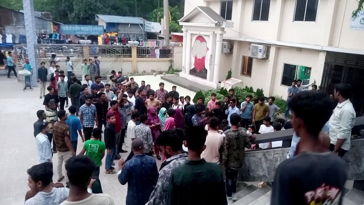 যশোরে বাংলাদেশ গণতান্ত্রিক ছাত্রসংসদের কেন্দ্রীয় নেতাদের উপস্থিতিতে মতবিনিময় সভায় হট্টগোলের ঘটনা ঘটেছে। গতকাল রোববার সন্ধ্যা