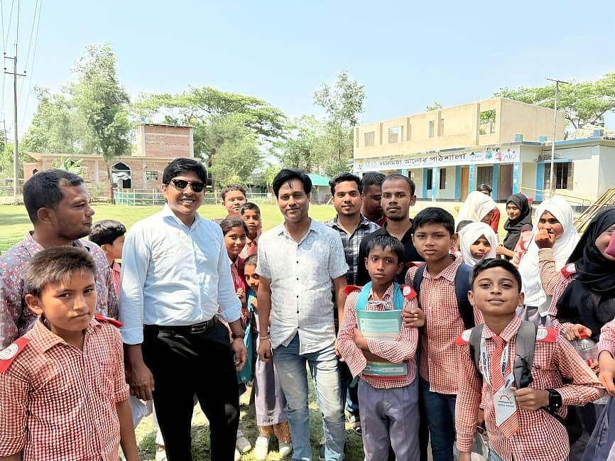 দমদমিয়া আলোর পাঠশালায় শিক্ষক–শিক্ষার্থীদের সঙ্গে ইউএনও। গতকাল দুপুরে