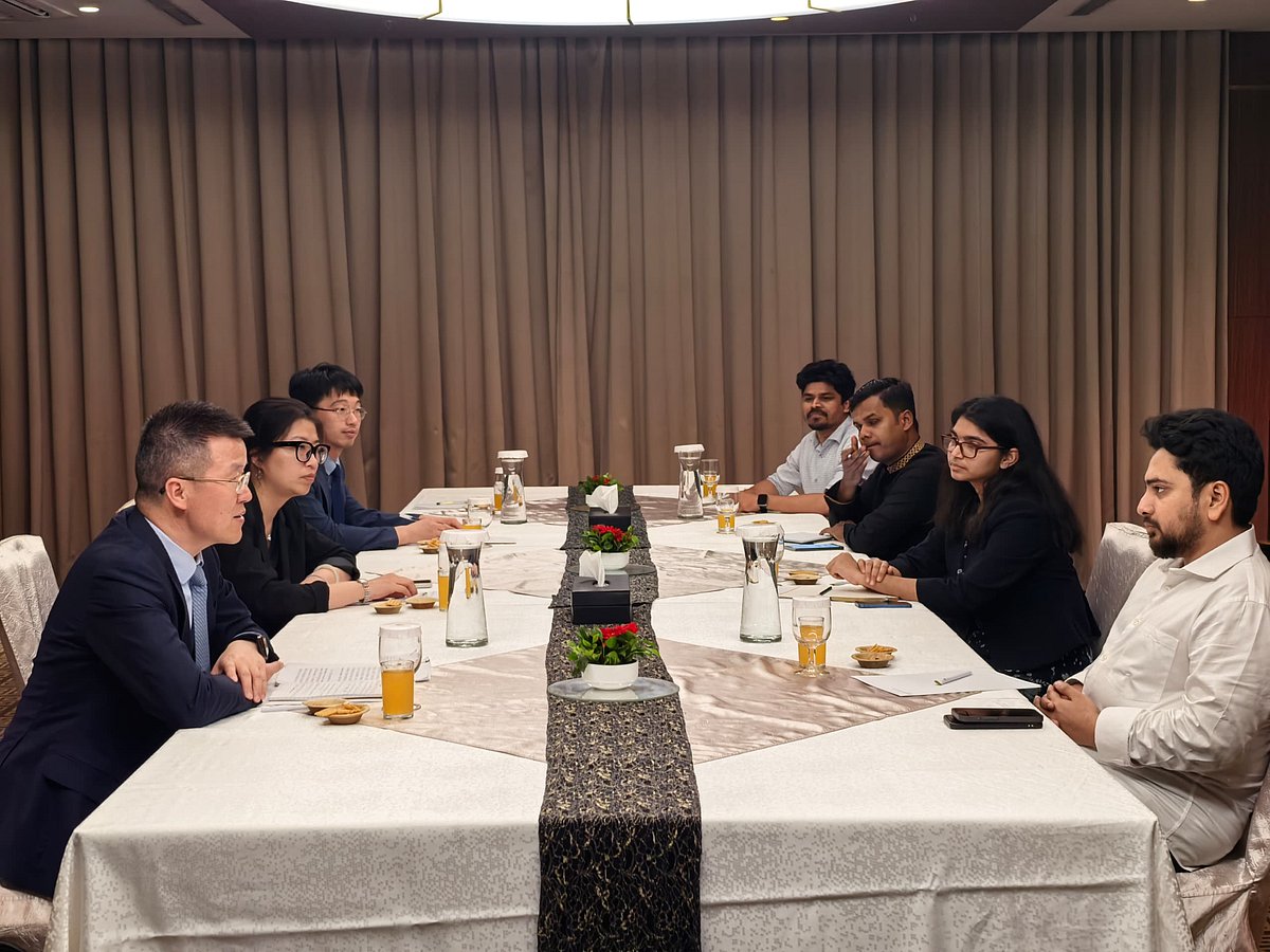 চীনের কমিউনিস্ট পার্টির প্রতিনিধিদলের সঙ্গে বৈঠকে জাতীয় নাগরিক পার্টির (এনসিপি) নেতারা। গত শুক্রবার ঢাকায়