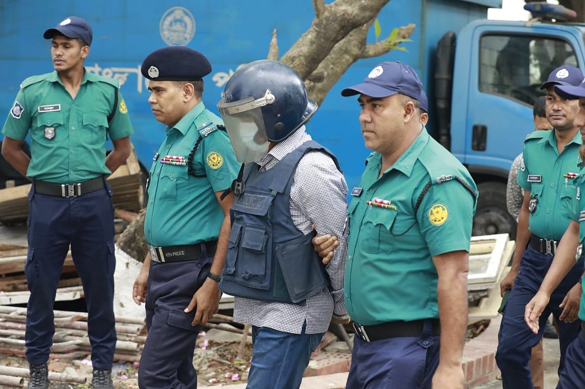 আন্তর্জাতিক অপরাধ ট্রাইব্যুনালে আসামিদের নেওয়া হচ্ছে