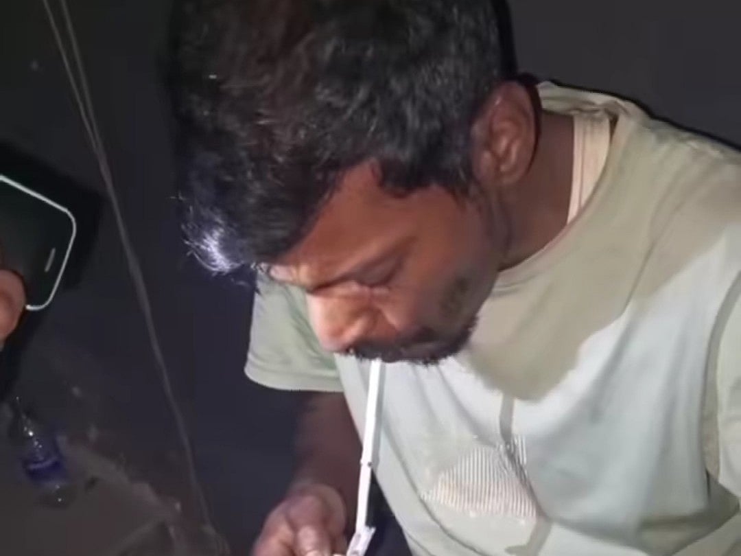 সম্প্রতি মোবারকের মাদক সেবনের একটি ভিডিও ফেসবুকে ছড়িয়ে পড়ে