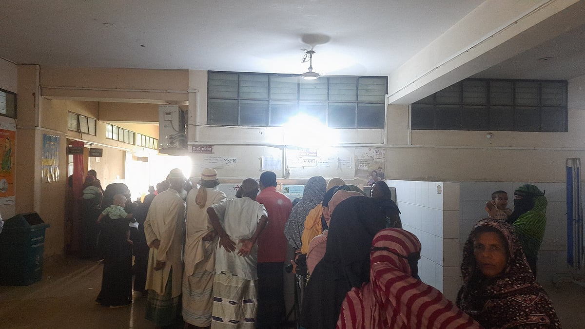 হবিগঞ্জের বাহুবল উপজেলা স্বাস্থ্য কমপ্লেক্সে আসা রোগীদের ভিড়