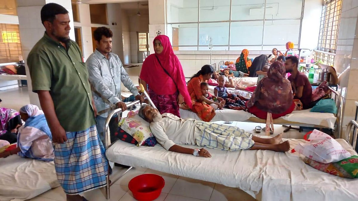 মাদারীপুরের ডাসারে আহত হয়ে চিকিৎসা নেন দোকানি আবদুল মান্নান হাওলাদার। আজ সোমবার সকালে মাদারীপুর ২৫০ শয্যা জেলা হাসপাতালে