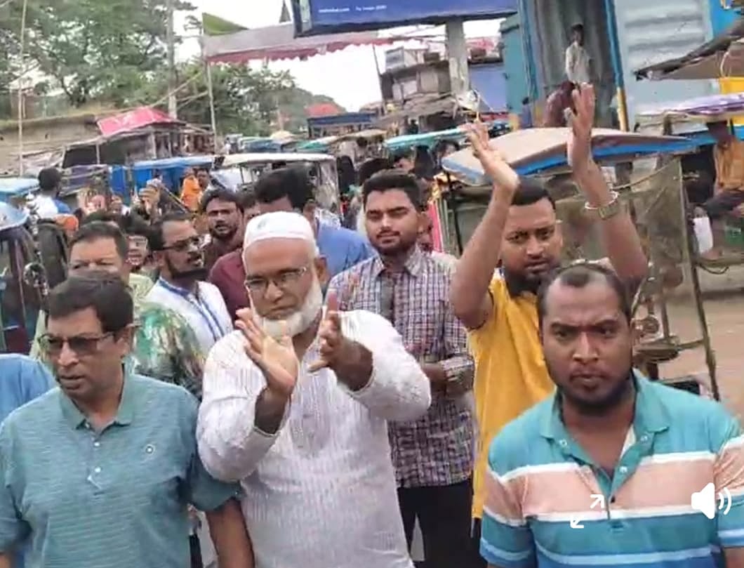 বিএনপির নেতা-কর্মীরা আনন্দ মিছিল করেন। সোমবার দুপুরে মাধবপুর উপজেলা পরিষদের সামনে