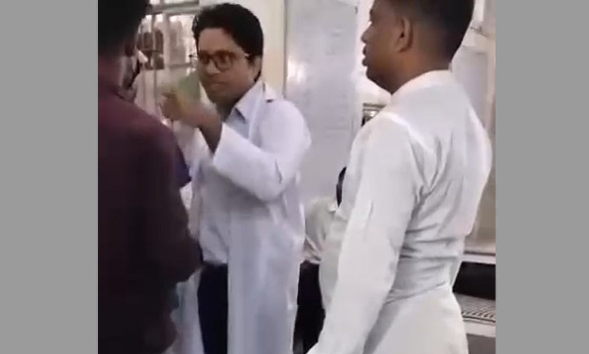 রোগীর স্বজনের সঙ্গে উত্তপ্ত বাগ্বিতণ্ডায় এক পর্যায়ে লাথি দেন চিকিৎসক তন্ময় দেবনাথ। গতকাল রোববার দুপুরে সিলেটের এমএজি ওসমানী মেডিকেল কলেজ হাসপাতালে