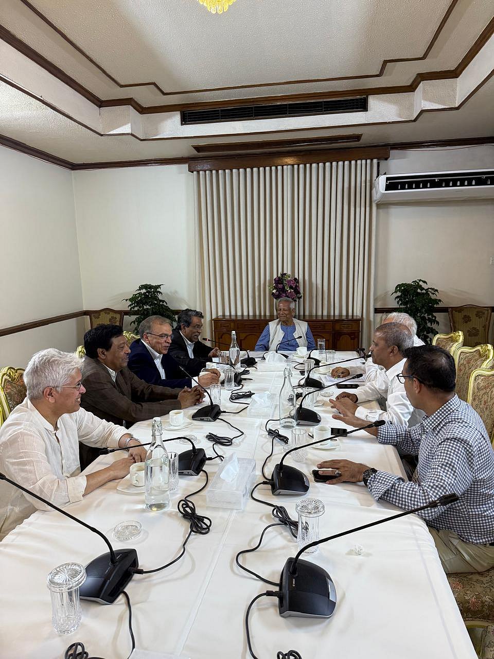 প্রধান উপদেষ্টা অধ্যাপক মুহাম্মদ ইউনূসের সঙ্গে আজ সোমবার রাষ্ট্রীয় অতিথি ভবন যমুনায় বৈঠক করেন জাতীয় ঐকমত্য কমিশনের সদস্যরা