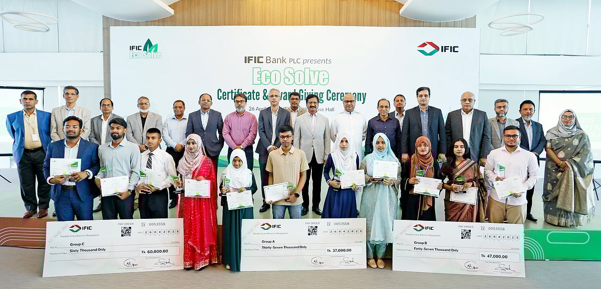 প্রবন্ধ প্রতিযোগিতা ‘ইকো সলভ’-এ বিজয়ী শিক্ষার্থীদের সম্মাননা দিয়েছে আইএফআইসি ব্যাংক। পুরানা পল্টন, ঢাকা, ২৬ এপ্রিল